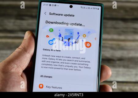 Kairo, Ägypten, 1. April 2024: Samsung Software-Update für Samsung Flagship-Mobiltelefone, Galaxy AI One UI 6,1-Upgrade, mit Sicherheits- und Patch-Update Stockfoto