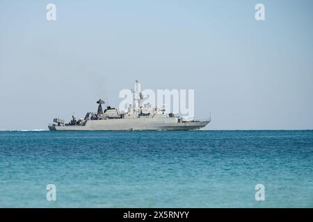 Die Fregatte der Royal Thai Navy segelt am meerblauen Himmel entlang, ohne Menschen Hintergrund Stockfoto