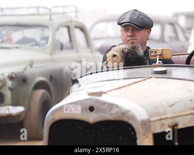 Eine Prozession amerikanischer und klassischer Hot-Rod-Fahrzeuge am South Beach in Bridlington vor Race the Waves 2024. Bei der einzigartigen Veranstaltung im britischen Automobilkalender werden klassische Autos und Motorräder zu zweit am Südstrand von Bridlington von einem Flaggenstart aus über die Wellen fahren. Bilddatum: Samstag, 11. Mai 2024. Stockfoto