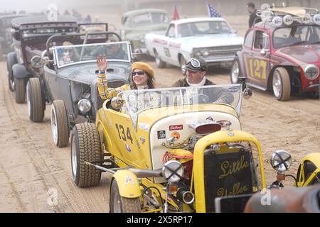 Eine Prozession amerikanischer und klassischer Hot-Rod-Fahrzeuge am South Beach in Bridlington vor Race the Waves 2024. Bei der einzigartigen Veranstaltung im britischen Automobilkalender werden klassische Autos und Motorräder zu zweit am Südstrand von Bridlington von einem Flaggenstart aus über die Wellen fahren. Bilddatum: Samstag, 11. Mai 2024. Stockfoto