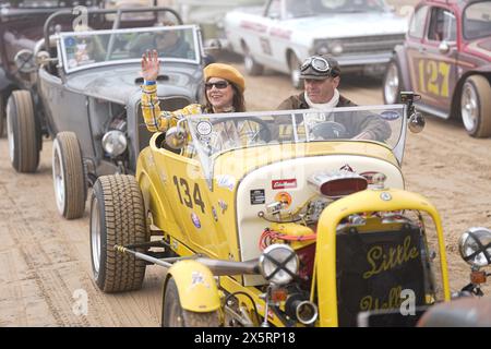 Eine Prozession amerikanischer und klassischer Hot-Rod-Fahrzeuge am South Beach in Bridlington vor Race the Waves 2024. Bei der einzigartigen Veranstaltung im britischen Automobilkalender werden klassische Autos und Motorräder zu zweit am Südstrand von Bridlington von einem Flaggenstart aus über die Wellen fahren. Bilddatum: Samstag, 11. Mai 2024. Stockfoto