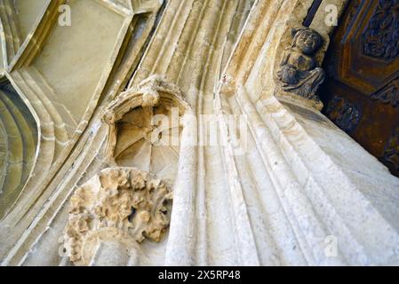 Fragment des gotischen Portals an der Kathedrale St. Maria - Wahrzeichen in der Altstadt von Sibiu (Rumänien). Einrichtung an der Fassade einer mittelalterlichen Kirche Stockfoto