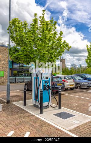 Öffentliche Ladestationen für Elektrofahrzeuge auf dem Parkplatz des Supermarktes, Chipping Sodbury South Gloucestershire, Großbritannien Stockfoto