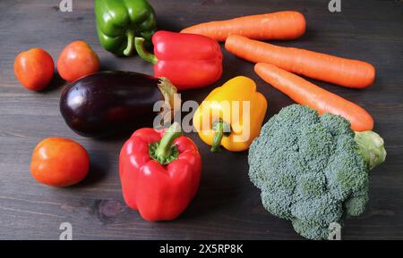 Multi-Color-Auswahl von frischem Gemüse auf schwarzem Holzhintergrund verstreut Stockfoto