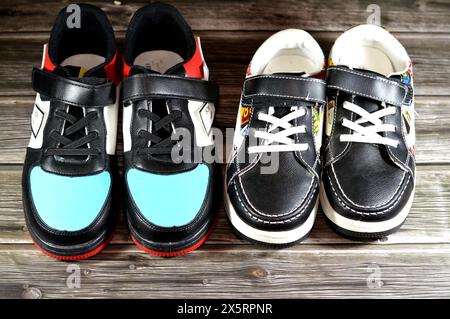 Kairo, Ägypten, 1. April 2024: Unisex Kinder bunte Schuhe, ein Schuh ist ein Schuh, der den menschlichen Fuß schützen und Komfort bieten soll Stockfoto