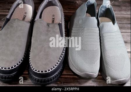 Kairo, Ägypten, 1. April 2024: Damen und Herren Freizeitschuhe graue Schuhe, ein Schuh ist ein Schuhwerk, das den menschlichen Fuß schützen und Komfort bieten soll Stockfoto