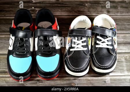 Kairo, Ägypten, 1. April 2024: Unisex Kinder bunte Schuhe, ein Schuh ist ein Schuh, der den menschlichen Fuß schützen und Komfort bieten soll Stockfoto