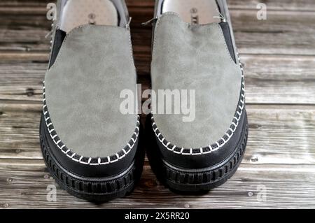 Kairo, Ägypten, 1. April 2024: Männer Freizeitschuhe grau, ein Schuh ist ein Schuh, der den menschlichen Fuß schützen und bestechen soll, Schuhe bieten Schutz Stockfoto