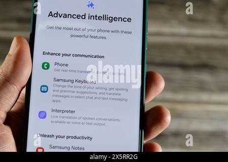Kairo, Ägypten, 1. April 2024: Samsung Software-Update für Samsung Flagship-Mobiltelefone, Galaxy AI One UI 6,1-Upgrade, mit Sicherheits- und Patch-Update Stockfoto