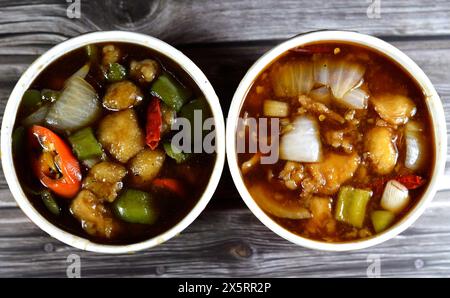 Chinesisches Essen, traditionelle chinesische Hühnerküche mit gegrillten Hähnchenstücken mit Sojasauce, Paprika und Chili, Zwiebeln und Gewürzen, normalerweise Stockfoto