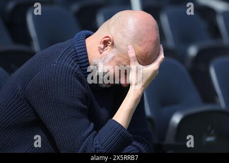 London, Großbritannien. Mai 2024. PEP Guardiola, Manager von Manchester City, sitzt vor dem Spiel der Premier League im Londoner Craven Cottage auf der Bank. Der Bildnachweis sollte lauten: Paul Terry/Sportimage Credit: Sportimage Ltd/Alamy Live News Stockfoto