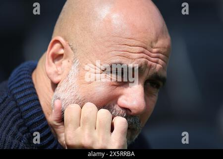 London, Großbritannien. Mai 2024. PEP Guardiola, Manager von Manchester City, sitzt vor dem Spiel der Premier League im Londoner Craven Cottage auf der Bank. Der Bildnachweis sollte lauten: Paul Terry/Sportimage Credit: Sportimage Ltd/Alamy Live News Stockfoto