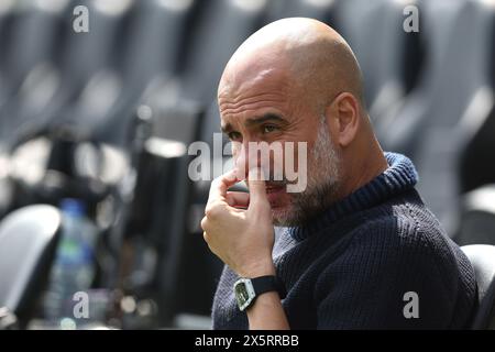 London, Großbritannien. Mai 2024. PEP Guardiola, Manager von Manchester City, sitzt vor dem Spiel der Premier League im Londoner Craven Cottage auf der Bank. Der Bildnachweis sollte lauten: Paul Terry/Sportimage Credit: Sportimage Ltd/Alamy Live News Stockfoto
