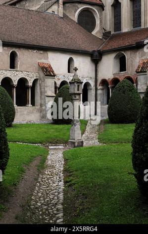 Mittelalterlicher Kreuzgang, der ursprünglich in den 1100er Jahren im romanischen Stil erbaut und in den 1300er Jahren im gotischen Stil umgebaut wurde. Verbunden mit der Kathedrale Santa Maria Assunta, Brixen-Brixen, Südtirol, Trentino-Südtirol, Italien. Stockfoto