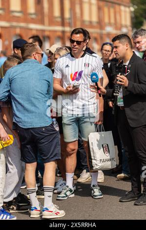 Fulham-Fans erwarten die Ankunft des Mannschaftsbusses vor dem Spiel der Premier League zwischen Fulham und Manchester City im Craven Cottage, London, England am 11. Mai 2024. Foto: Grant Winter. Nur redaktionelle Verwendung, Lizenz für kommerzielle Nutzung erforderlich. Keine Verwendung bei Wetten, Spielen oder Publikationen eines einzelnen Clubs/einer Liga/eines Spielers. Quelle: UK Sports Pics Ltd/Alamy Live News Stockfoto