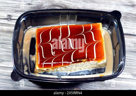 A tres leches Kuchen, pan tres leches, ein Biskuit getränkt in drei Arten Milch, verdunstet, kondensiert und Vollmilch, bedeckt mit Schlagsahne und Stockfoto