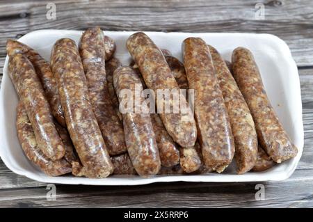 Nahöstliche rohe Rindfleischwurst, ägyptische Würstchen. Es ist eine trockene, gewürzte Wurst, entweder Rind oder Lamm, die im Nahen Osten verzehrt wird, rohes Fleisch fertig Stockfoto