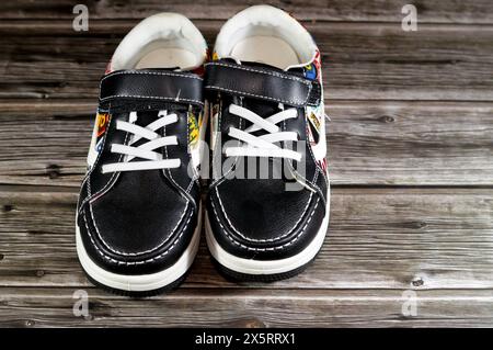 Kairo, Ägypten, 1. April 2024: Unisex Kinder bunte Schuhe, ein Schuh ist ein Schuh, der den menschlichen Fuß schützen und Komfort bieten soll Stockfoto