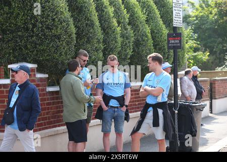 Craven Cottage, Fulham, London, Großbritannien. Mai 2024. Premier League Football, Fulham gegen Manchester City; Manchester City Fans treffen sich vor dem Spiel vor dem Stadion. Credit: Action Plus Sports/Alamy Live News Stockfoto