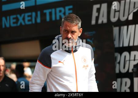 Craven Cottage, Fulham, London, Großbritannien. Mai 2024. Premier League Football, Fulham gegen Manchester City; Torhüter Scott Carson aus Manchester City kommt vor dem Spiel ins Stadion Credit: Action Plus Sports/Alamy Live News Stockfoto