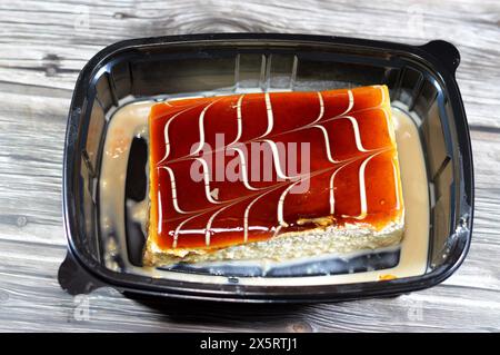 A tres leches Kuchen, pan tres leches, ein Biskuit getränkt in drei Arten Milch, verdunstet, kondensiert und Vollmilch, bedeckt mit Schlagsahne und Stockfoto