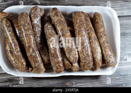 Nahöstliche rohe Rindfleischwurst, ägyptische Würstchen. Es ist eine trockene, gewürzte Wurst, entweder Rind oder Lamm, die im Nahen Osten verzehrt wird, rohes Fleisch fertig Stockfoto