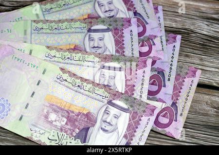 5 SAR fünf Saudi-Arabien Riyals Bargeld Banknotenscheine Serie 1441 AH zeigt die Shaybah-Ölraffinerie in Rub' al Khali und König Salman bin Abdulaziz Al Stockfoto