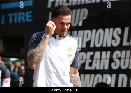 Craven Cottage, Fulham, London, Großbritannien. Mai 2024. Premier League Football, Fulham gegen Manchester City; Torhüter Ederson aus Manchester City kommt vor dem Spiel ins Stadion Credit: Action Plus Sports/Alamy Live News Stockfoto