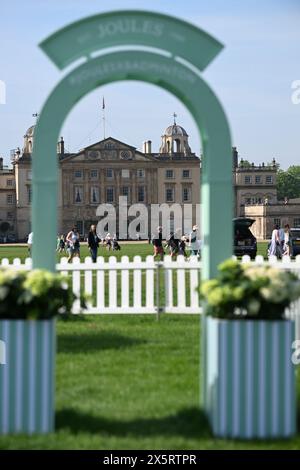 Badminton Estate, Gloucestershire, Großbritannien. Mai 2024. 2024 MARS Badminton Horse Trials Tag 4; Joules Arch mit Badminton House im Hintergrund Credit: Action Plus Sports/Alamy Live News Stockfoto