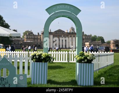 Badminton Estate, Gloucestershire, Großbritannien. Mai 2024. 2024 MARS Badminton Horse Trials Tag 4; Joules Arch mit Badminton House im Hintergrund Credit: Action Plus Sports/Alamy Live News Stockfoto