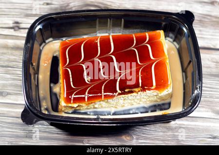 A tres leches Kuchen, pan tres leches, ein Biskuit getränkt in drei Arten Milch, verdunstet, kondensiert und Vollmilch, bedeckt mit Schlagsahne und Stockfoto