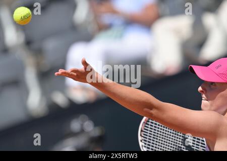 Rom, Italien. Mai 2024. IgA Swiatek (POL) während ihres Spiels gegen Yulia Putintseva (KAZ) beim Italian Open Tennis Turnier in Rom, Donnerstag, 11. Mai 2024. (Alfredo Falcone/LaPresse) Credit: LaPresse/Alamy Live News Stockfoto