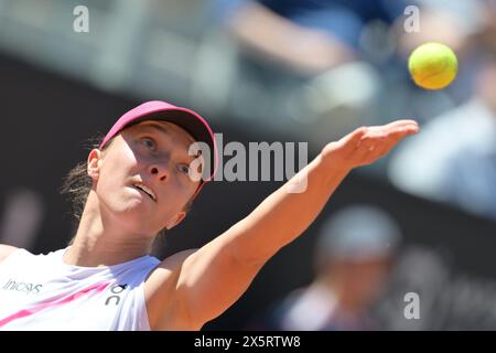 Rom, Italien. Mai 2024. IgA Swiatek (POL) während ihres Spiels gegen Yulia Putintseva (KAZ) beim Italian Open Tennis Turnier in Rom, Donnerstag, 11. Mai 2024. (Alfredo Falcone/LaPresse) Credit: LaPresse/Alamy Live News Stockfoto