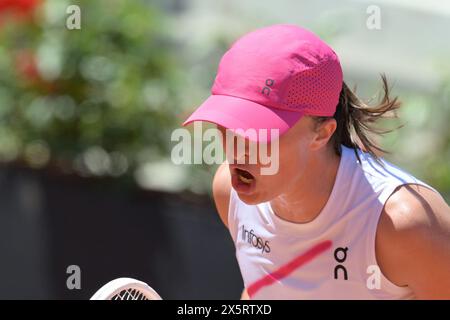 Rom, Italien. Mai 2024. IgA Swiatek (POL) während ihres Spiels gegen Yulia Putintseva (KAZ) beim Italian Open Tennis Turnier in Rom, Donnerstag, 11. Mai 2024. (Alfredo Falcone/LaPresse) Credit: LaPresse/Alamy Live News Stockfoto