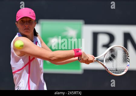 Rom, Italien. Mai 2024. IgA Swiatek (POL) während ihres Spiels gegen Yulia Putintseva (KAZ) beim Italian Open Tennis Turnier in Rom, Donnerstag, 11. Mai 2024. (Alfredo Falcone/LaPresse) Credit: LaPresse/Alamy Live News Stockfoto