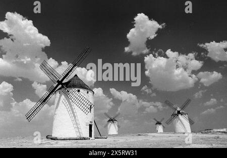 Spanien Windmühlen von La Mancha. La Manchas traditionelle Windmühlen wie diese, die noch immer am Campo de Criptana stehen, wurden im Roman Don Quijote verewigt. Obwohl die Windmühlen aus soliden wirtschaftlichen Gründen gebaut wurden, sind sie heute untrennbar mit dem fiktiven Charakter Don Quijote und seinen sagenumwobenen Reisen durch La Mancha verbunden. Zwölf der ursprünglich dreizehn Windmühlen sind am Hang erhalten, von denen fünf in vollem Betriebszustand sind. Stockfoto