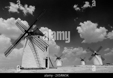 Spanien Windmühlen von La Mancha. La Manchas traditionelle Windmühlen wie diese, die noch immer am Campo de Criptana stehen, wurden im Roman Don Quijote verewigt. Obwohl die Windmühlen aus soliden wirtschaftlichen Gründen gebaut wurden, sind sie heute untrennbar mit dem fiktiven Charakter Don Quijote und seinen sagenumwobenen Reisen durch La Mancha verbunden. Zwölf der ursprünglich dreizehn Windmühlen sind am Hang erhalten, von denen fünf in vollem Betriebszustand sind. Stockfoto