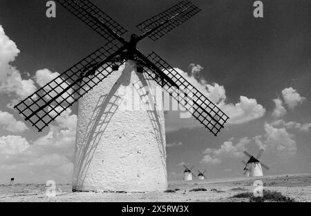 Spanien Windmühlen von La Mancha. La Manchas traditionelle Windmühlen wie diese, die noch immer am Campo de Criptana stehen, wurden im Roman Don Quijote verewigt. Obwohl die Windmühlen aus soliden wirtschaftlichen Gründen gebaut wurden, sind sie heute untrennbar mit dem fiktiven Charakter Don Quijote und seinen sagenumwobenen Reisen durch La Mancha verbunden. Zwölf der ursprünglich dreizehn Windmühlen sind am Hang erhalten, von denen fünf in vollem Betriebszustand sind. Stockfoto