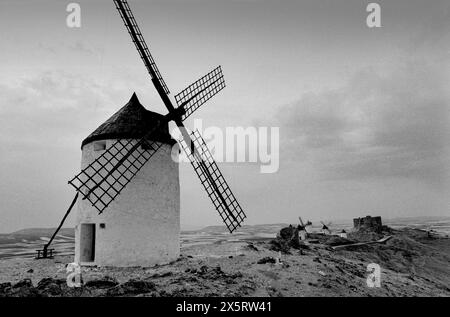 Spanien Windmühlen von La Mancha. La Manchas traditionelle Windmühlen wie diese, die noch immer am Campo de Criptana stehen, wurden im Roman Don Quijote verewigt. Obwohl die Windmühlen aus soliden wirtschaftlichen Gründen gebaut wurden, sind sie heute untrennbar mit dem fiktiven Charakter Don Quijote und seinen sagenumwobenen Reisen durch La Mancha verbunden. Zwölf der ursprünglich dreizehn Windmühlen sind am Hang erhalten, von denen fünf in vollem Betriebszustand sind. Stockfoto