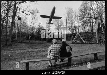 V1-Flugbombe. Der Blockhaus d’éperlecques (auch als „Watten-Bunker“ oder „Watten“ bezeichnet) ist ein Bunker aus dem Zweiten Weltkrieg, der heute Teil eines Museums ist, in der Nähe von Saint-Omer im nördlichen französischen Département Pas-de-Calais. und nur etwa 14,4 Kilometer (8,9 Meilen) nordwestlich von der weiter entwickelten La Coupole V-2-Startanlage, im selben allgemeinen Bereich. Der Bunker, der zwischen März 1943 und Juli 1944 von Nazi-Deutschland unter dem Codenamen Kraftwerk Nord West errichtet wurde, sollte ursprünglich als Starthilfe für die V-2 (A-4) dienen. Stockfoto