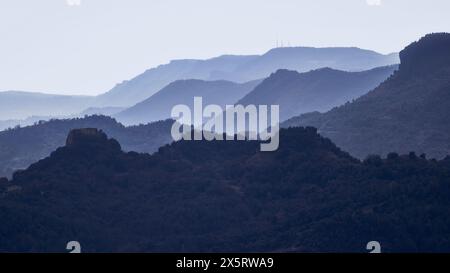 Silhouettenberge im Morgennebel Stockfoto