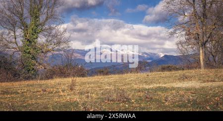 Panoramablick auf den schneebedeckten Canigou Berg Stockfoto