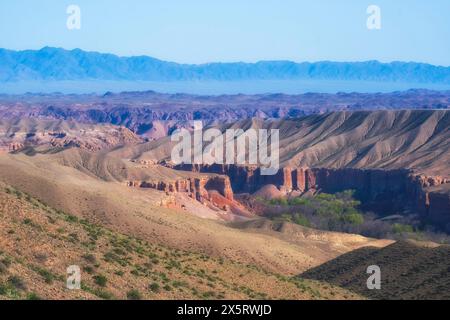 Berglandschaft in der Steppe von Kasachstan mit Blick auf den Canyon des Timerlik River, ein Nebenfluss des Charyn River im Frühjahr. Stockfoto