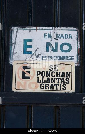 Oaxaca, Mexiko. Kein Parkschild am Garagentor. „Die Reifen werden kostenlos beschädigt“ Stockfoto