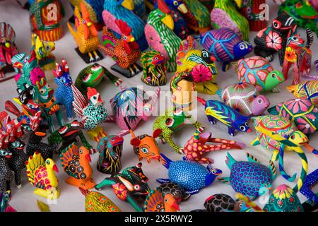 Oaxaca, Mexiko, Nordamerika. Alebrijes, skurrile farbige Tiere aus Kopalholz. Stockfoto