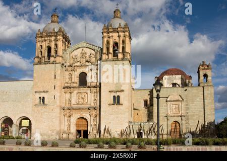 Oaxaca; Mexiko; Nordamerika. Kirche von Santo Domingo, erbaut 1570–1608. Auf der linken Seite befindet sich der Eingang zum Museo de las Culturas de Oaxaca, dem Mus Stockfoto