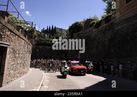 Italia. Mai 2024. Das Paket fährt Fahrten während der 8. Etappe des Giro d’Italia von Spoleto nach Prati di Tivo, 11. Mai 2024 Italien. (Foto: Fabio Ferrari/LaPresse) Credit: LaPresse/Alamy Live News Stockfoto