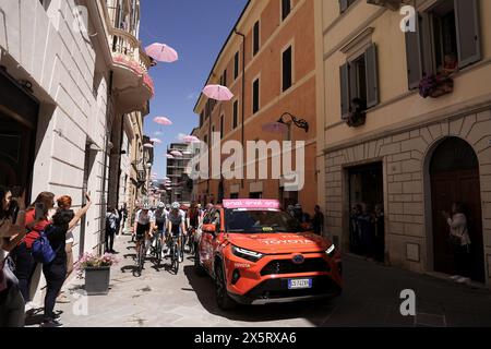 Italia. Mai 2024. Das Paket fährt Fahrten während der 8. Etappe des Giro d’Italia von Spoleto nach Prati di Tivo, 11. Mai 2024 Italien. (Foto: Fabio Ferrari/LaPresse) Credit: LaPresse/Alamy Live News Stockfoto