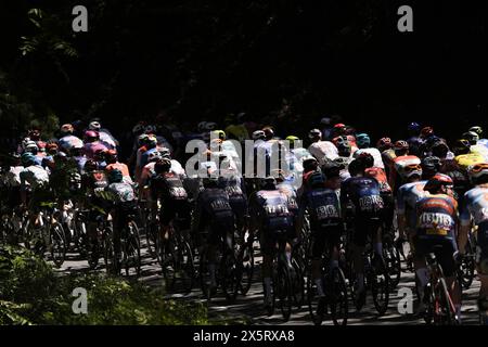 Italia. Mai 2024. Das Paket fährt Fahrten während der 8. Etappe des Giro d’Italia von Spoleto nach Prati di Tivo, 11. Mai 2024 Italien. (Foto: Fabio Ferrari/LaPresse) Credit: LaPresse/Alamy Live News Stockfoto