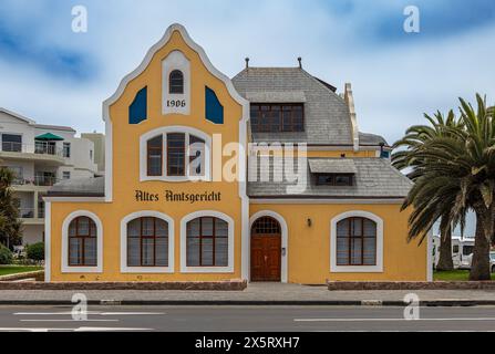 Fassade des Altdeutschen Amtsgerichtsgebäudes in Swakopmund, Namibia Stockfoto